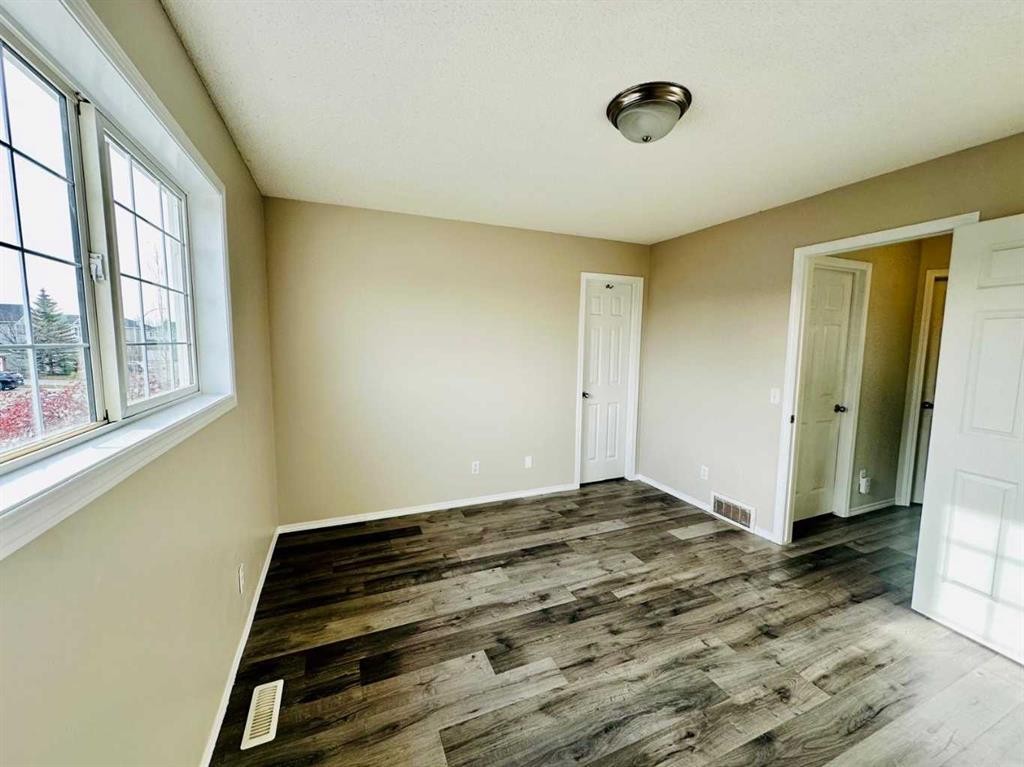 8 Royal Elm Way Nw, Calgary, AB - Indoor Photo Showing Other Room