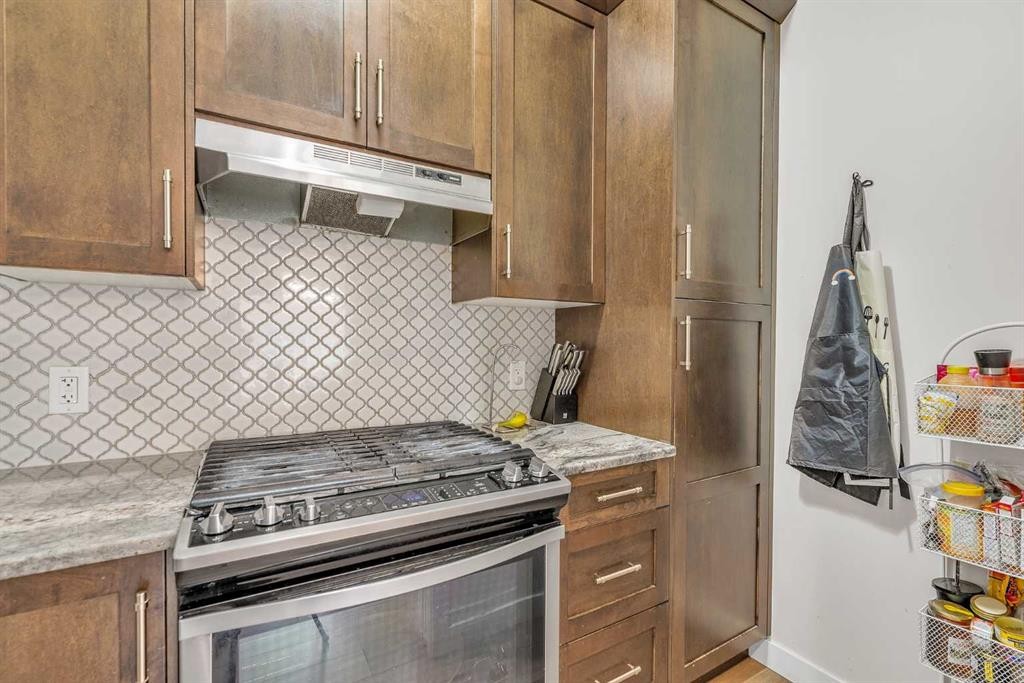 7672 80 Avenue Ne, Calgary, AB - Indoor Photo Showing Kitchen With Upgraded Kitchen