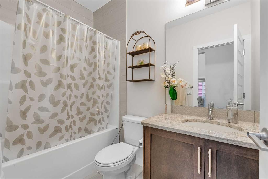 7672 80 Avenue Ne, Calgary, AB - Indoor Photo Showing Bathroom