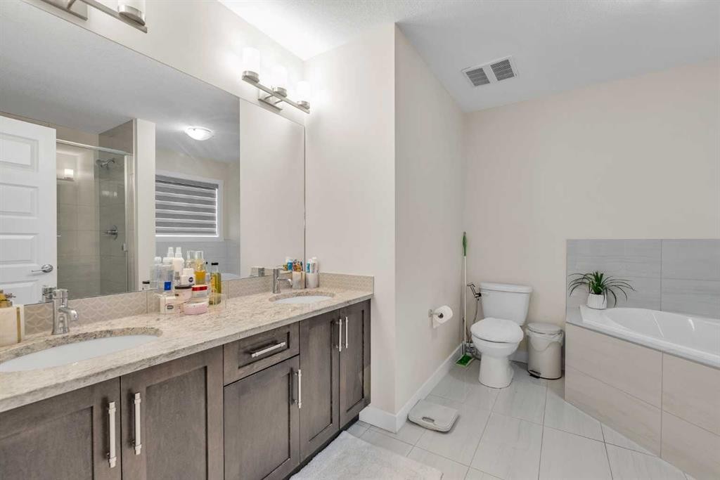 7672 80 Avenue Ne, Calgary, AB - Indoor Photo Showing Bathroom