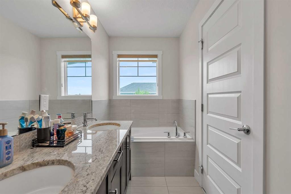 7672 80 Avenue Ne, Calgary, AB - Indoor Photo Showing Bathroom