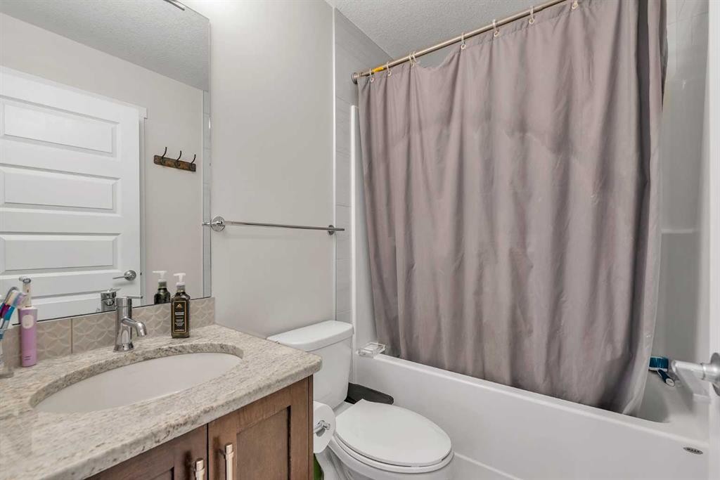 7672 80 Avenue Ne, Calgary, AB - Indoor Photo Showing Bathroom