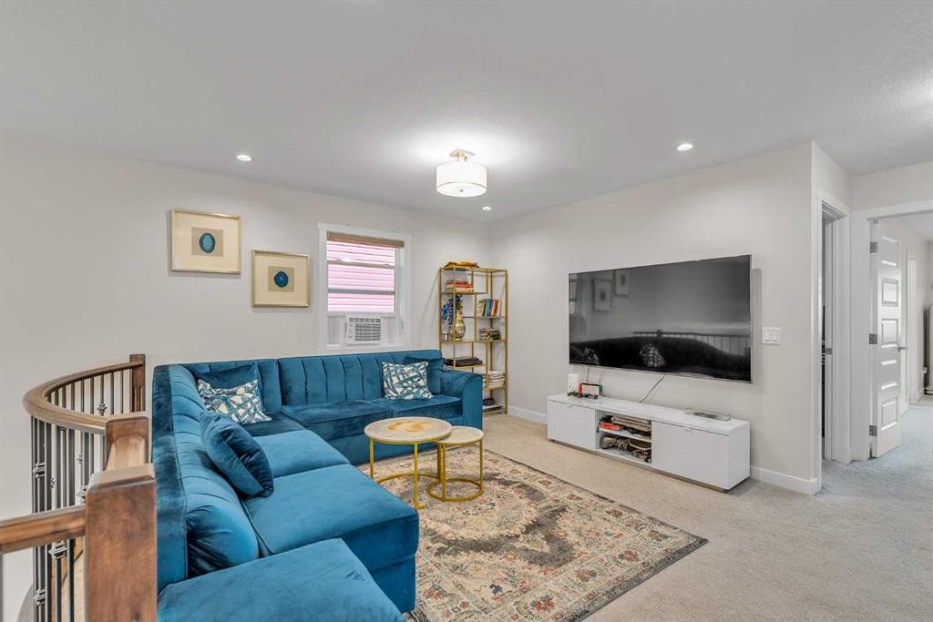 7672 80 Avenue Ne, Calgary, AB - Indoor Photo Showing Living Room