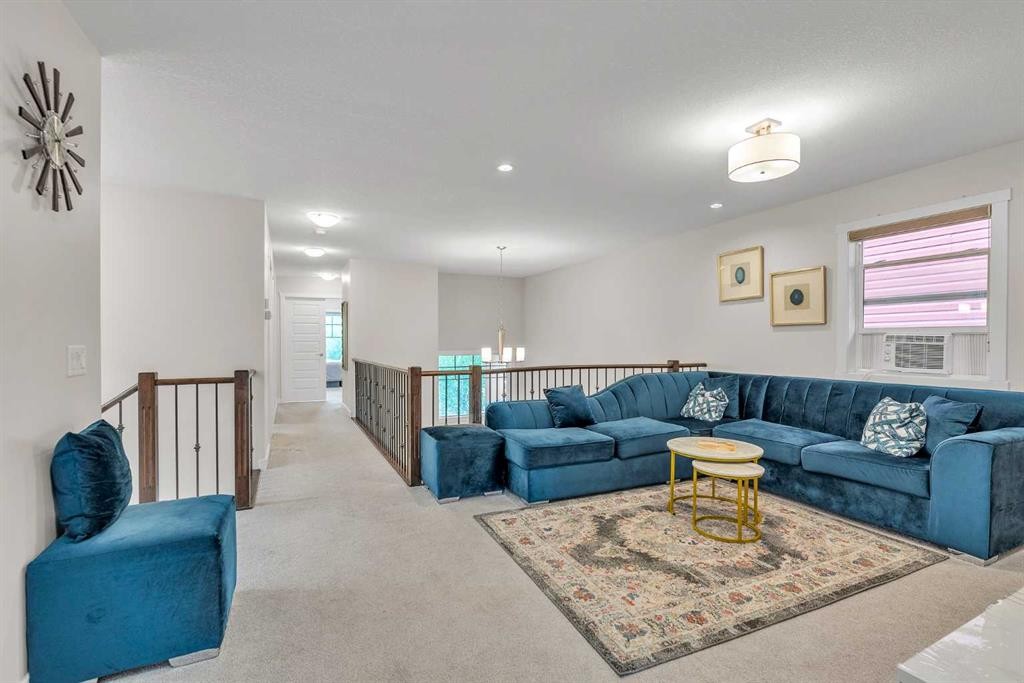 7672 80 Avenue Ne, Calgary, AB - Indoor Photo Showing Living Room