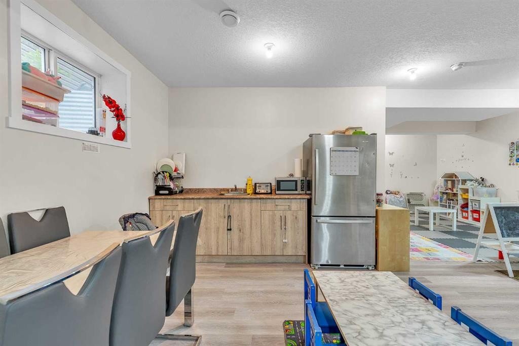 7672 80 Avenue Ne, Calgary, AB - Indoor