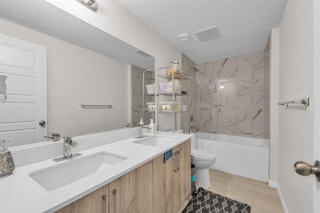 7672 80 Avenue Ne, Calgary, AB - Indoor Photo Showing Bathroom
