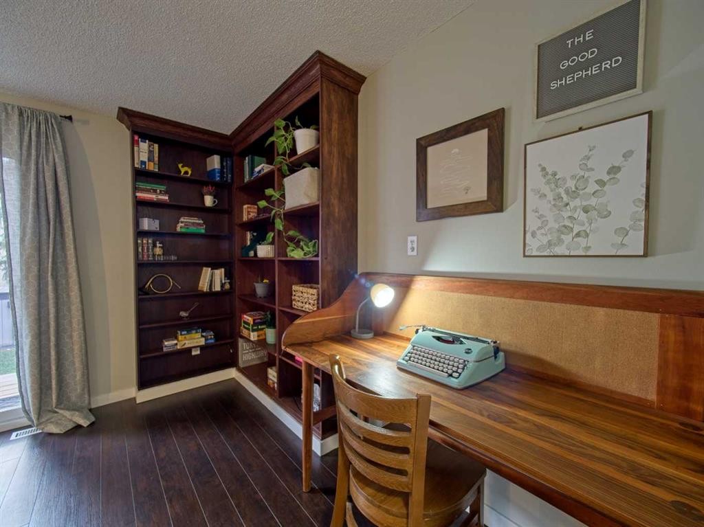 618-600 Allen Street Se, Airdrie, AB - Indoor Photo Showing Office