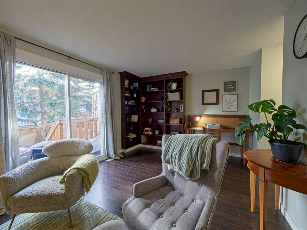 618-600 Allen Street Se, Airdrie, AB - Indoor Photo Showing Living Room