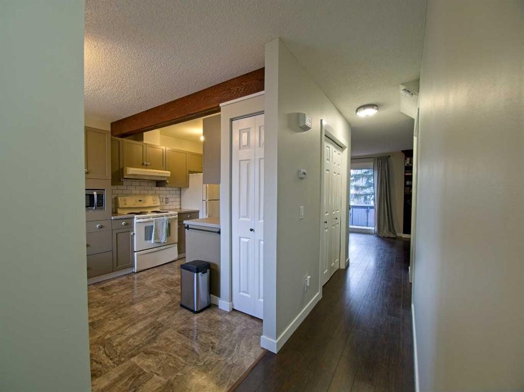 618-600 Allen Street Se, Airdrie, AB - Indoor Photo Showing Kitchen
