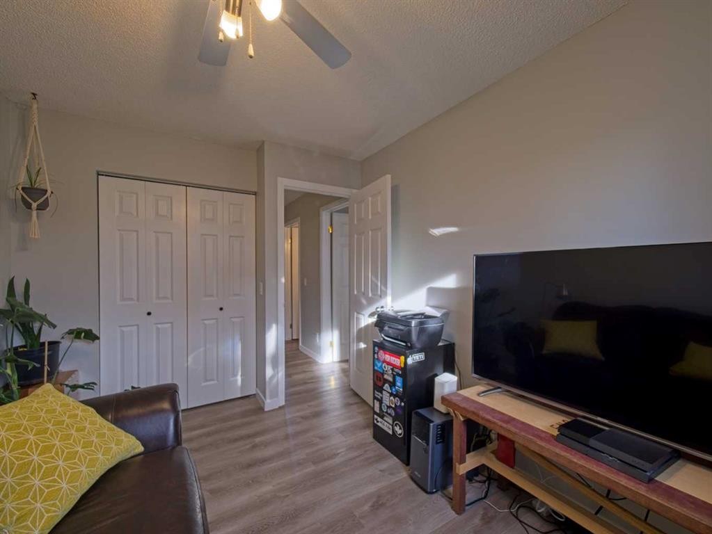 618-600 Allen Street Se, Airdrie, AB - Indoor Photo Showing Living Room