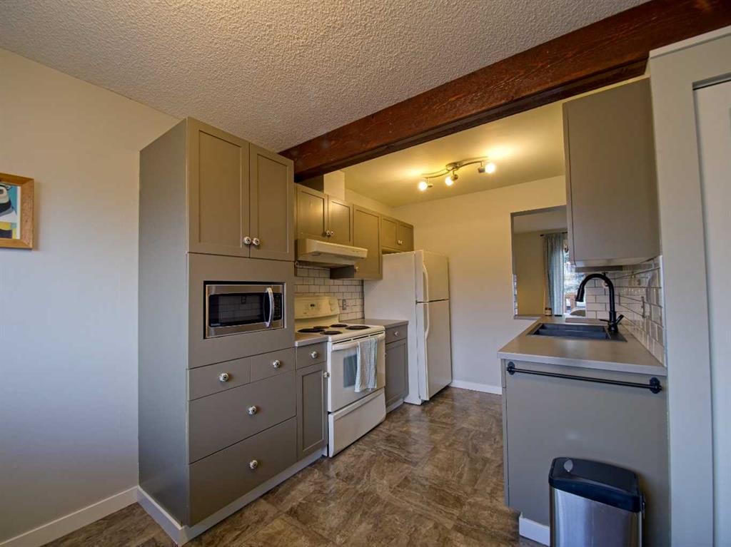 618-600 Allen Street Se, Airdrie, AB - Indoor Photo Showing Kitchen