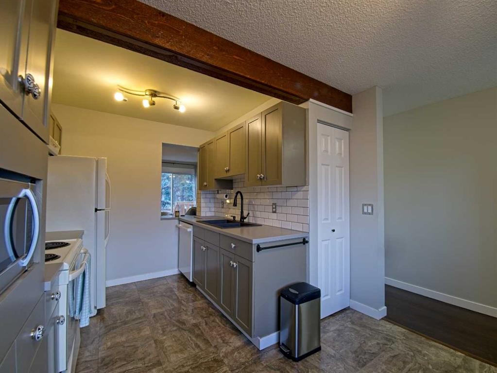 618-600 Allen Street Se, Airdrie, AB - Indoor Photo Showing Kitchen