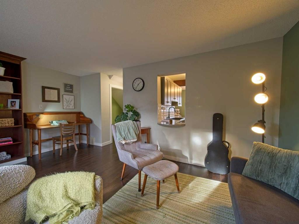 618-600 Allen Street Se, Airdrie, AB - Indoor Photo Showing Living Room