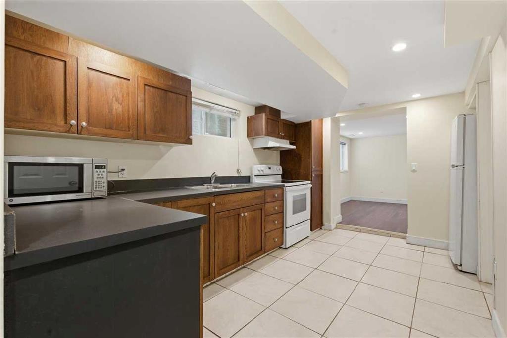 1520 15 Avenue Sw, Calgary, AB - Indoor Photo Showing Kitchen With Double Sink