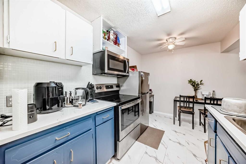 303-4328 4 Street Nw, Calgary, AB - Indoor Photo Showing Kitchen