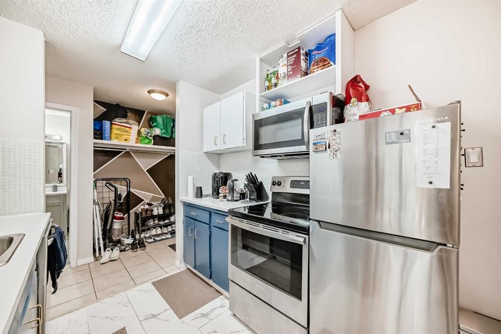 303-4328 4 Street Nw, Calgary, AB - Indoor Photo Showing Kitchen