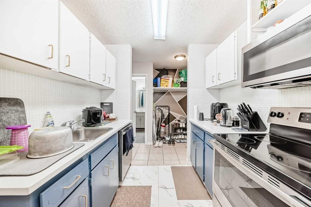 303-4328 4 Street Nw, Calgary, AB - Indoor Photo Showing Kitchen