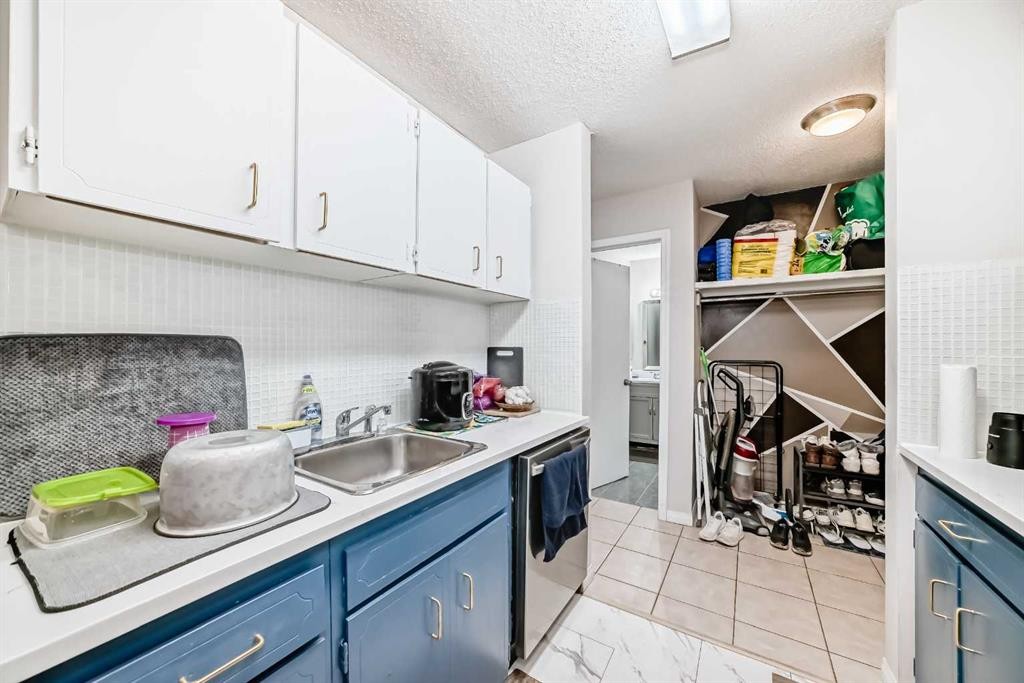 303-4328 4 Street Nw, Calgary, AB - Indoor Photo Showing Kitchen
