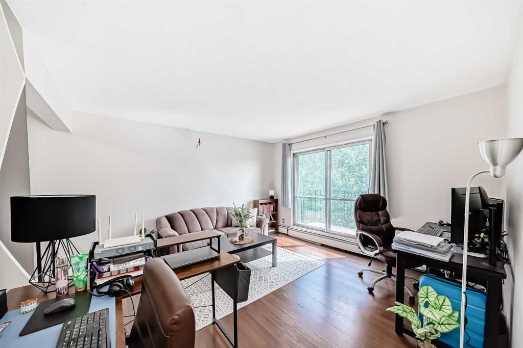 303-4328 4 Street Nw, Calgary, AB - Indoor