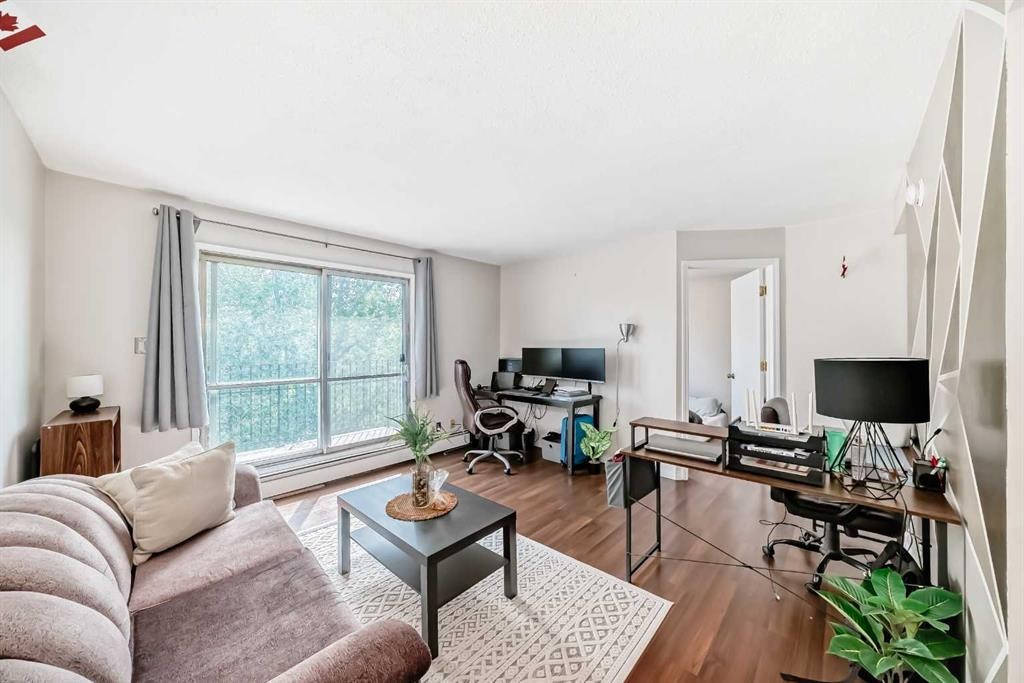 303-4328 4 Street Nw, Calgary, AB - Indoor Photo Showing Living Room