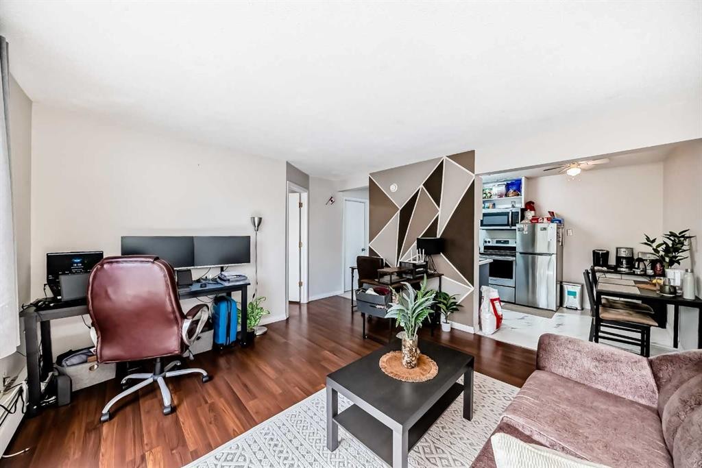 303-4328 4 Street Nw, Calgary, AB - Indoor Photo Showing Living Room