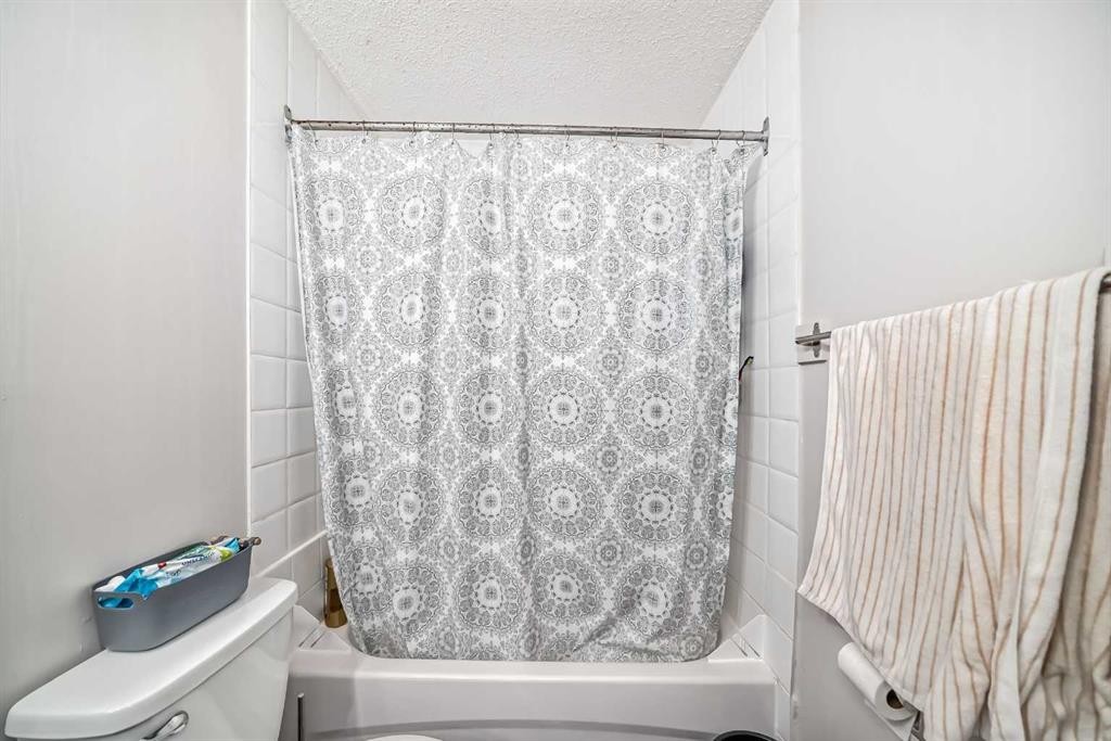 303-4328 4 Street Nw, Calgary, AB - Indoor Photo Showing Bathroom