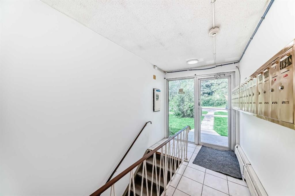 303-4328 4 Street Nw, Calgary, AB - Indoor Photo Showing Other Room