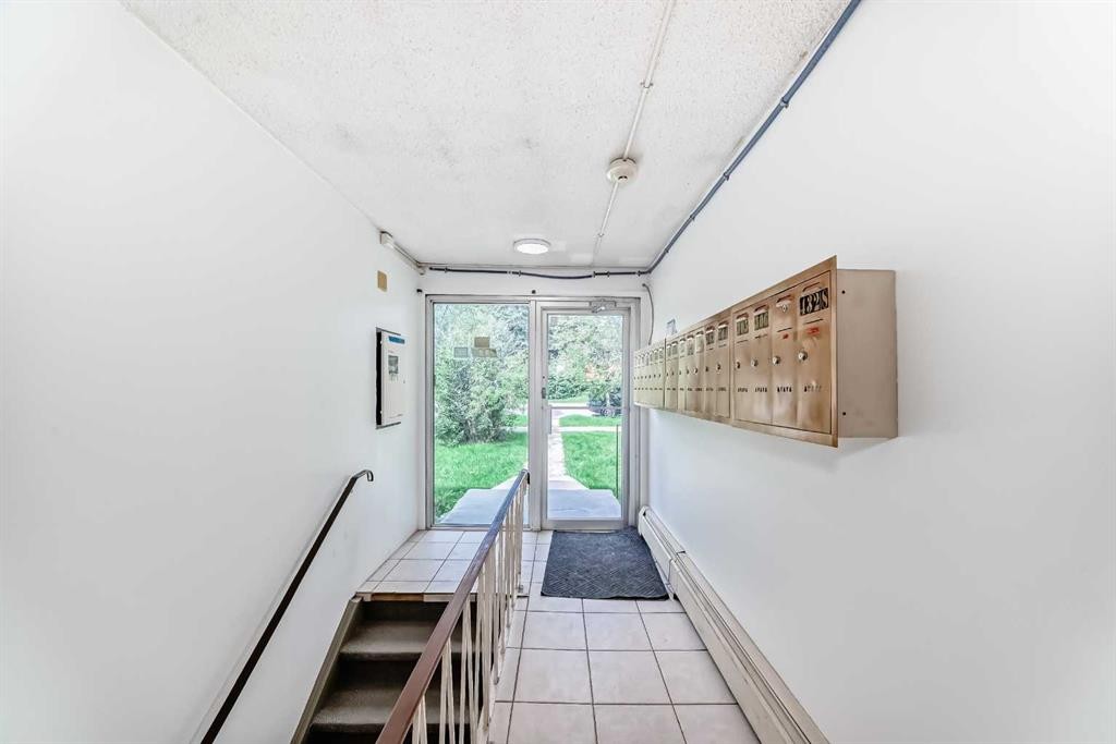 303-4328 4 Street Nw, Calgary, AB - Indoor Photo Showing Other Room