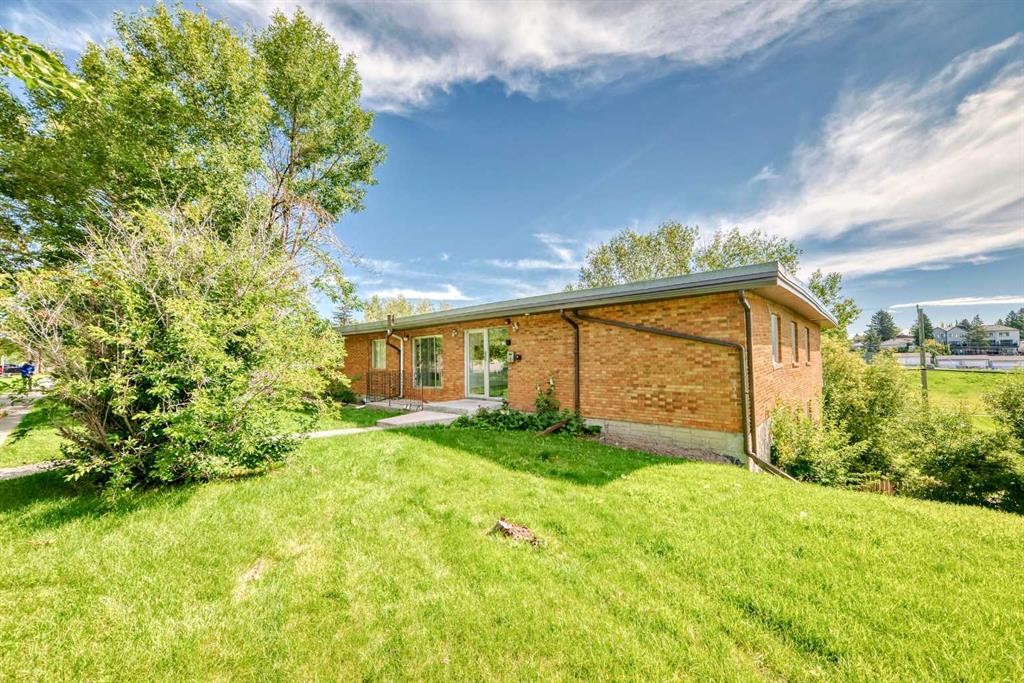 303-4328 4 Street Nw, Calgary, AB - Outdoor