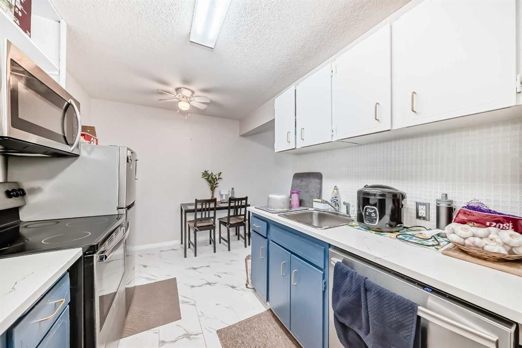 303-4328 4 Street Nw, Calgary, AB - Indoor Photo Showing Kitchen
