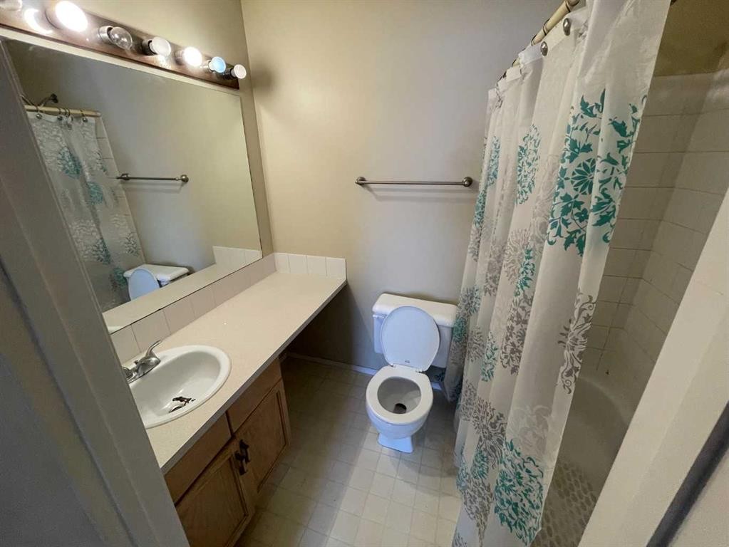 68 Abbeydale Villas Ne, Calgary, AB - Indoor Photo Showing Bathroom