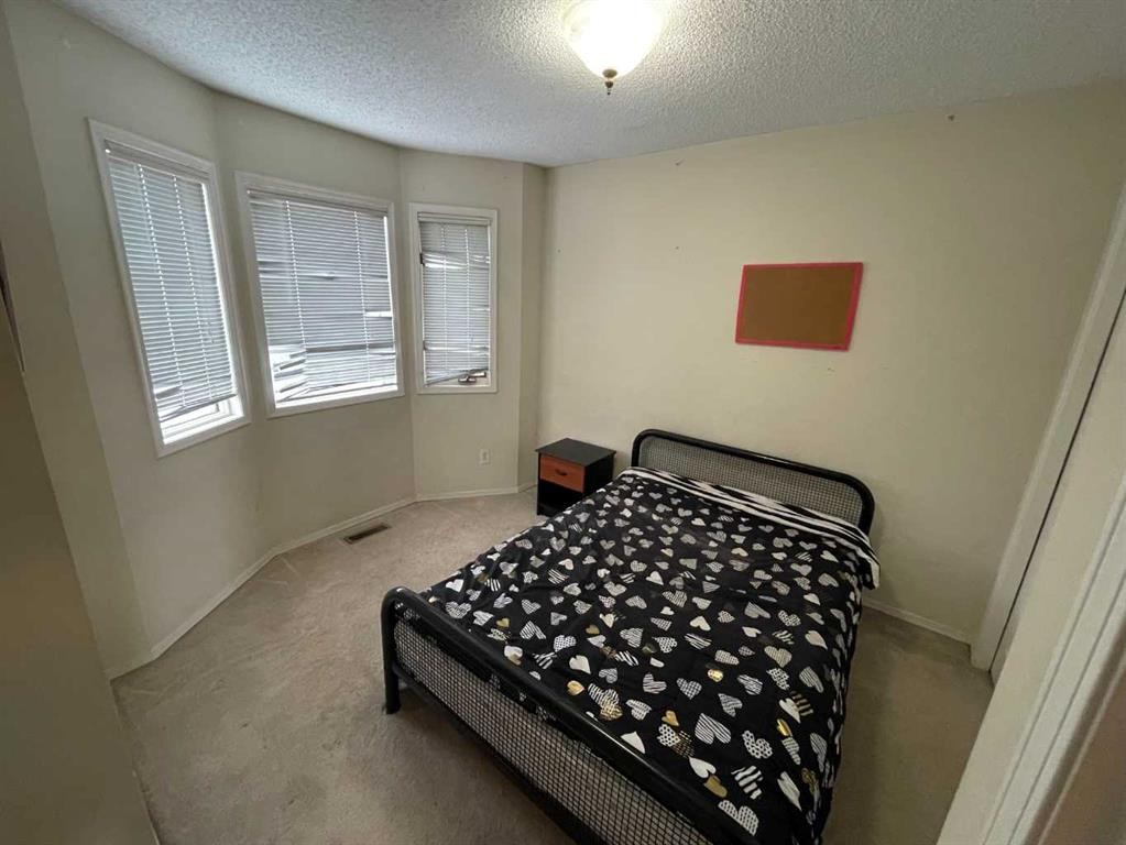 68 Abbeydale Villas Ne, Calgary, AB - Indoor Photo Showing Bedroom