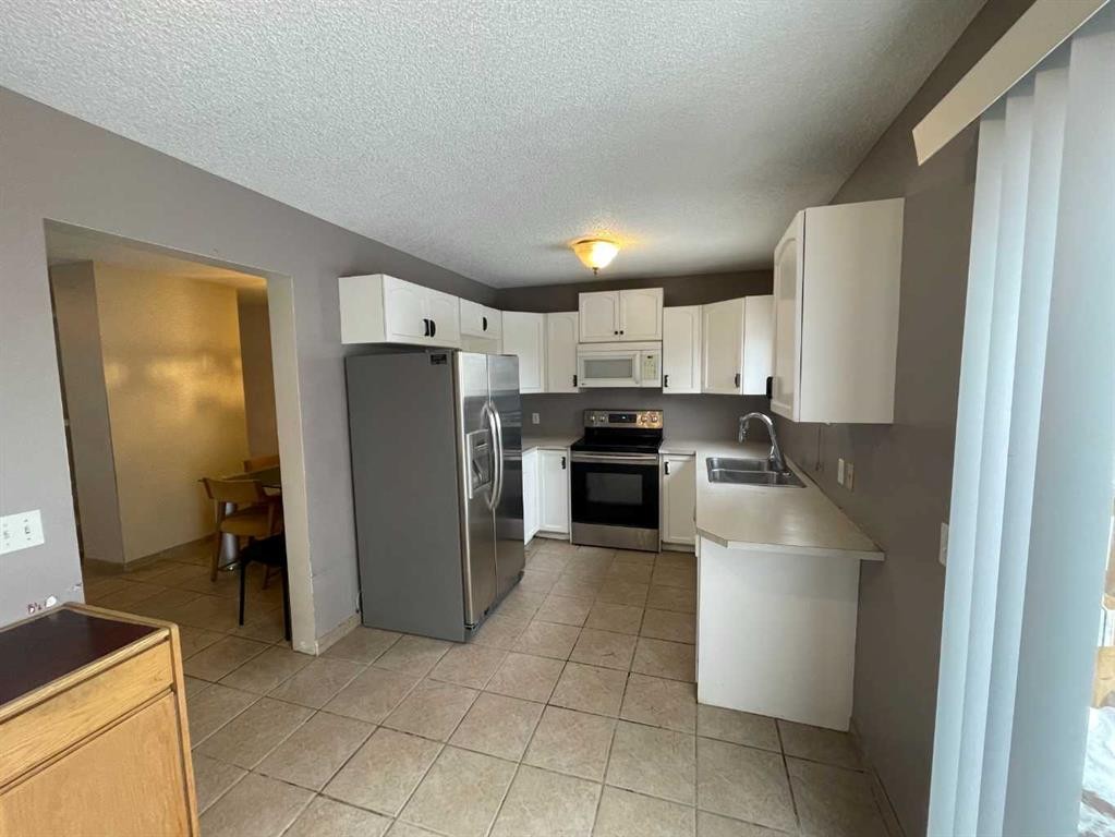 68 Abbeydale Villas Ne, Calgary, AB - Indoor Photo Showing Kitchen With Double Sink