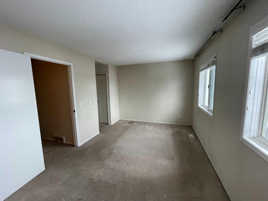 68 Abbeydale Villas Ne, Calgary, AB - Indoor Photo Showing Other Room