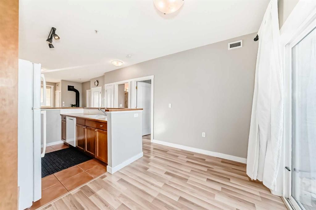 309-1540 17 Avenue Sw, Calgary, AB - Indoor Photo Showing Kitchen