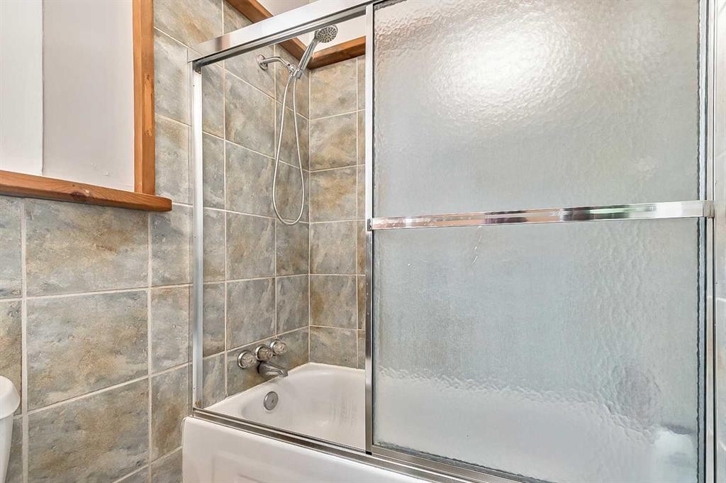 430 15 Avenue Ne, Calgary, AB - Indoor Photo Showing Bathroom