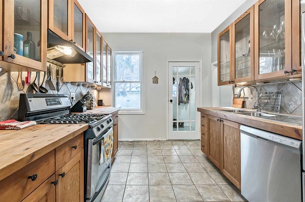 430 15 Avenue Ne, Calgary, AB - Indoor Photo Showing Kitchen With Double Sink