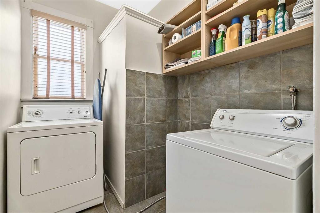 430 15 Avenue Ne, Calgary, AB - Indoor Photo Showing Laundry Room