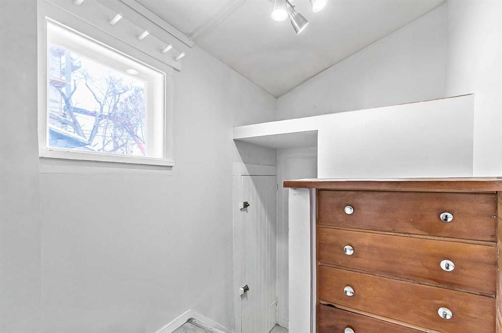 430 15 Avenue Ne, Calgary, AB - Indoor Photo Showing Other Room