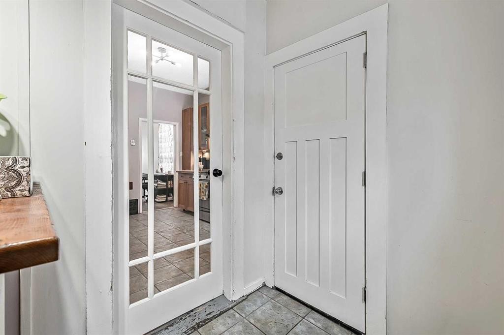 430 15 Avenue Ne, Calgary, AB - Indoor Photo Showing Other Room