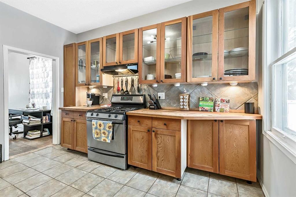 430 15 Avenue Ne, Calgary, AB - Indoor Photo Showing Kitchen