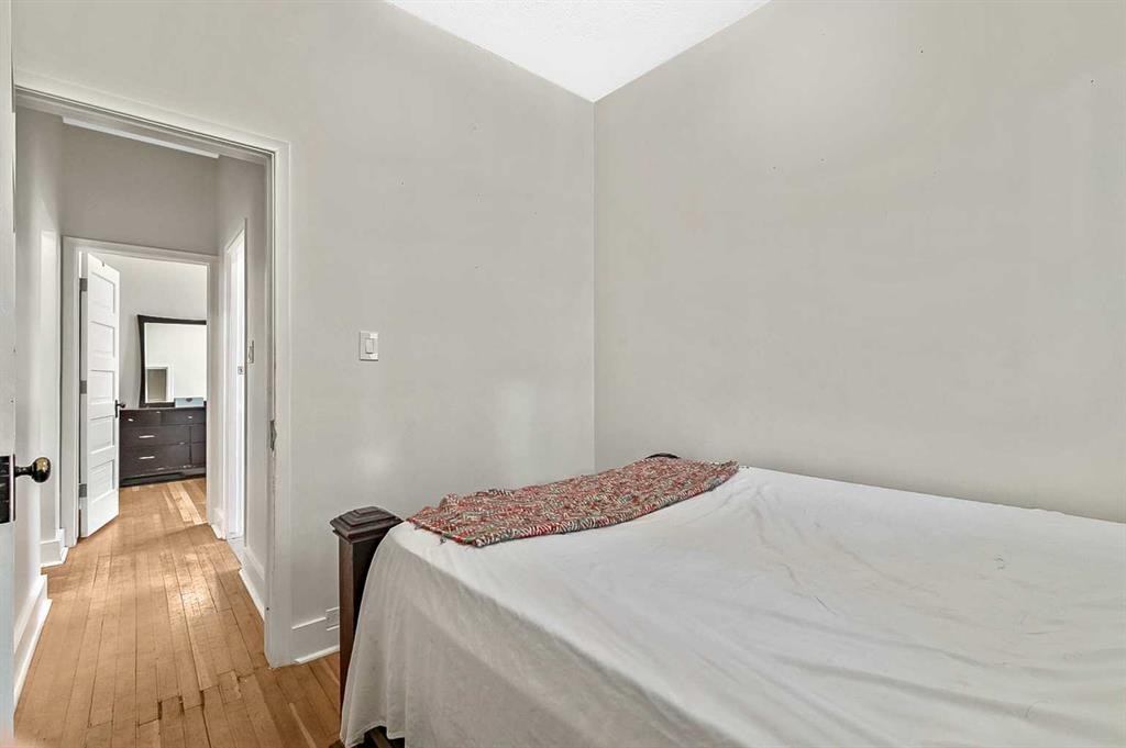430 15 Avenue Ne, Calgary, AB - Indoor Photo Showing Bedroom