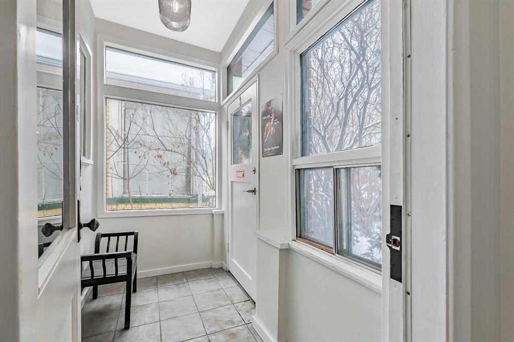 430 15 Avenue Ne, Calgary, AB - Indoor Photo Showing Other Room