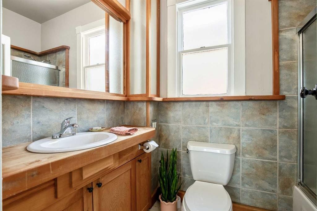 430 15 Avenue Ne, Calgary, AB - Indoor Photo Showing Bathroom