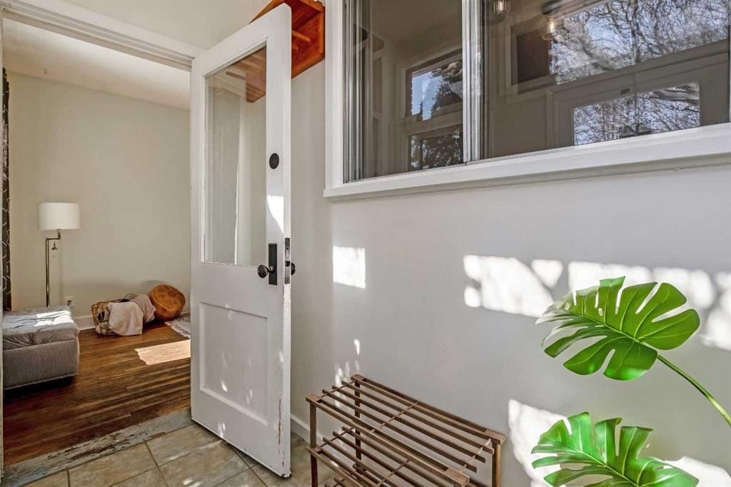 430 15 Avenue Ne, Calgary, AB - Indoor Photo Showing Other Room