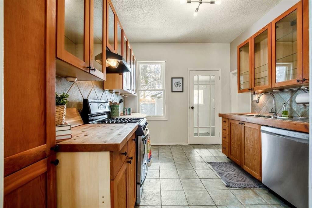 430 15 Avenue Ne, Calgary, AB - Indoor Photo Showing Kitchen