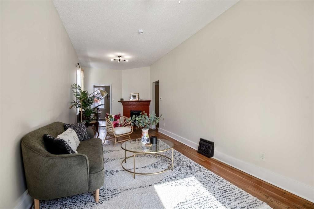 430 15 Avenue Ne, Calgary, AB - Indoor Photo Showing Living Room