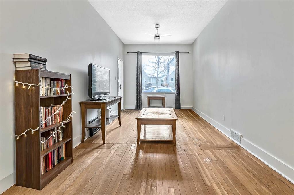 430 15 Avenue Ne, Calgary, AB - Indoor Photo Showing Other Room