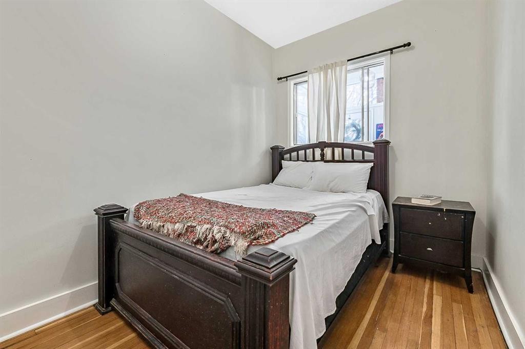 430 15 Avenue Ne, Calgary, AB - Indoor Photo Showing Bedroom