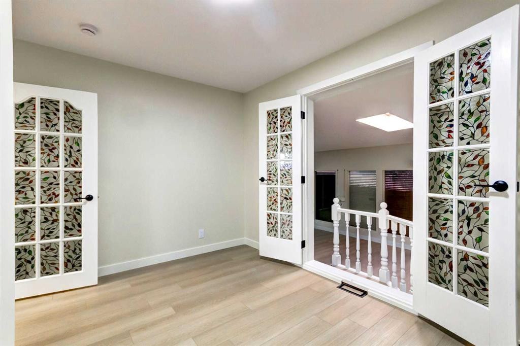 2443 42 Street Se, Calgary, AB - Indoor Photo Showing Other Room